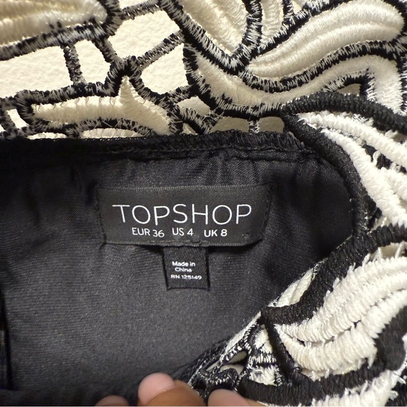 TOPSHOP Monochrome Black & White Guipure Lace Off-The-Shoulder Top - Size 4 - Picture 4 of 6